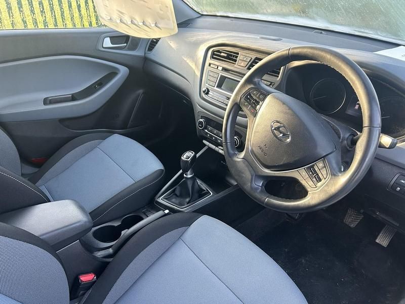 Used Hyundai i20 Premium 100 HP (73 kW) 2015 White Hatchback