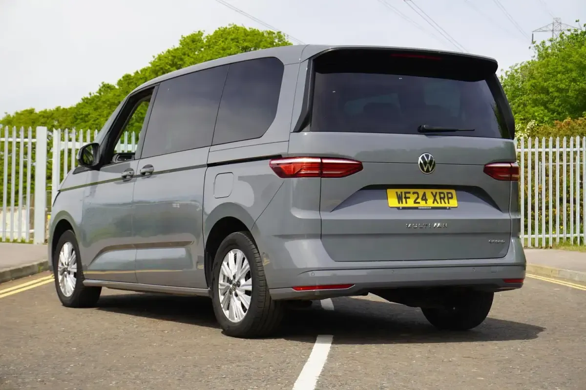 Begagnad VW Multivan Life 218 HK (160 kW) 2024 Grå Minibuss