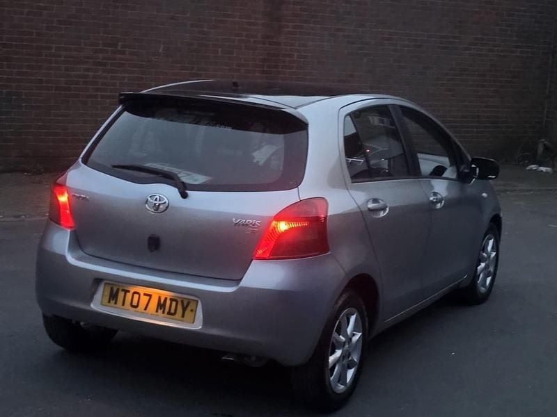 Used Toyota Yaris SR 85 HP (62 kW) 2007 Silver Hatchback