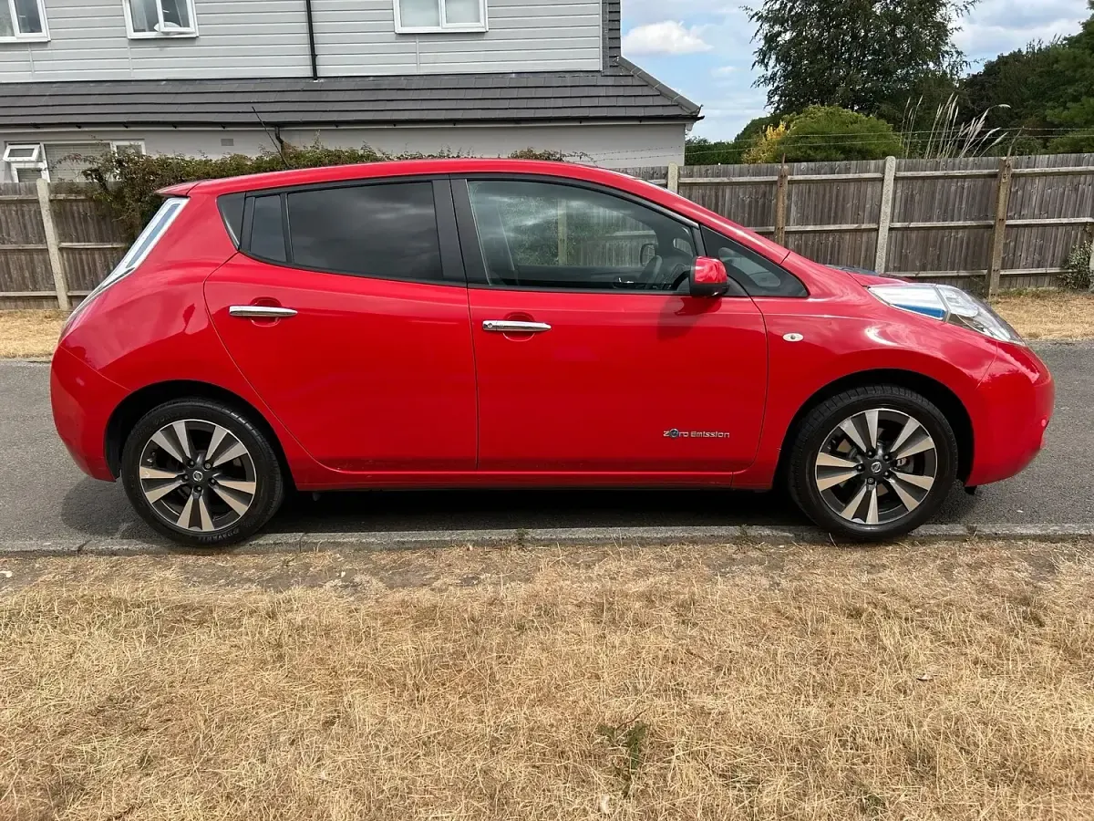 Used Nissan Leaf Tekna 80 kW (109 HP) 2017 Red Hatchback