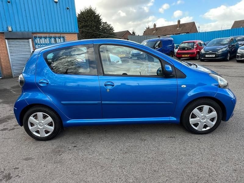 Used Toyota Aygo 67 HP (49 kW) 2010 Blue Hatchback