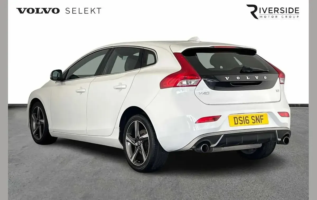 Used Volvo V40 R-Design 122 HP (89 kW) 2016 White Hatchback
