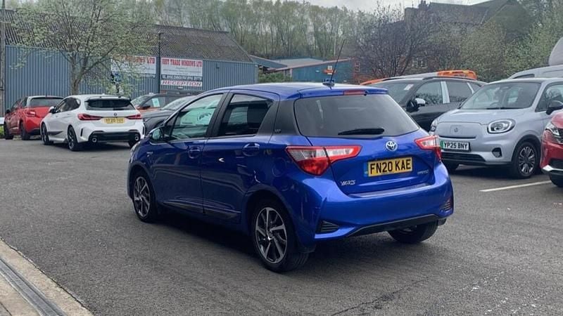 Used Toyota Yaris Hybrid 99 HP (72 kW) 2020 Blue