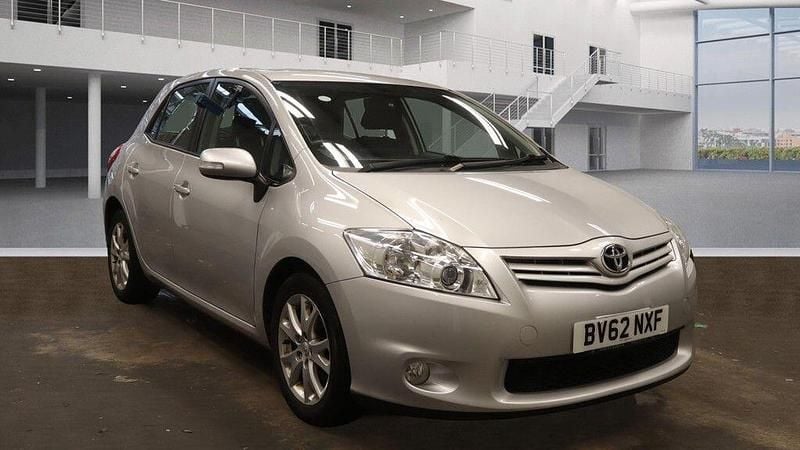 Silver Used 2012 Toyota Auris Hatchback | £3,595 (Fair price) - Image 1/3