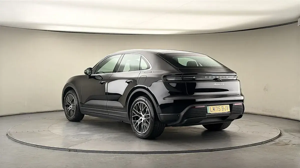 Begagnad Porsche Macan 379 kW (516 HK) 2025 Svart SUV