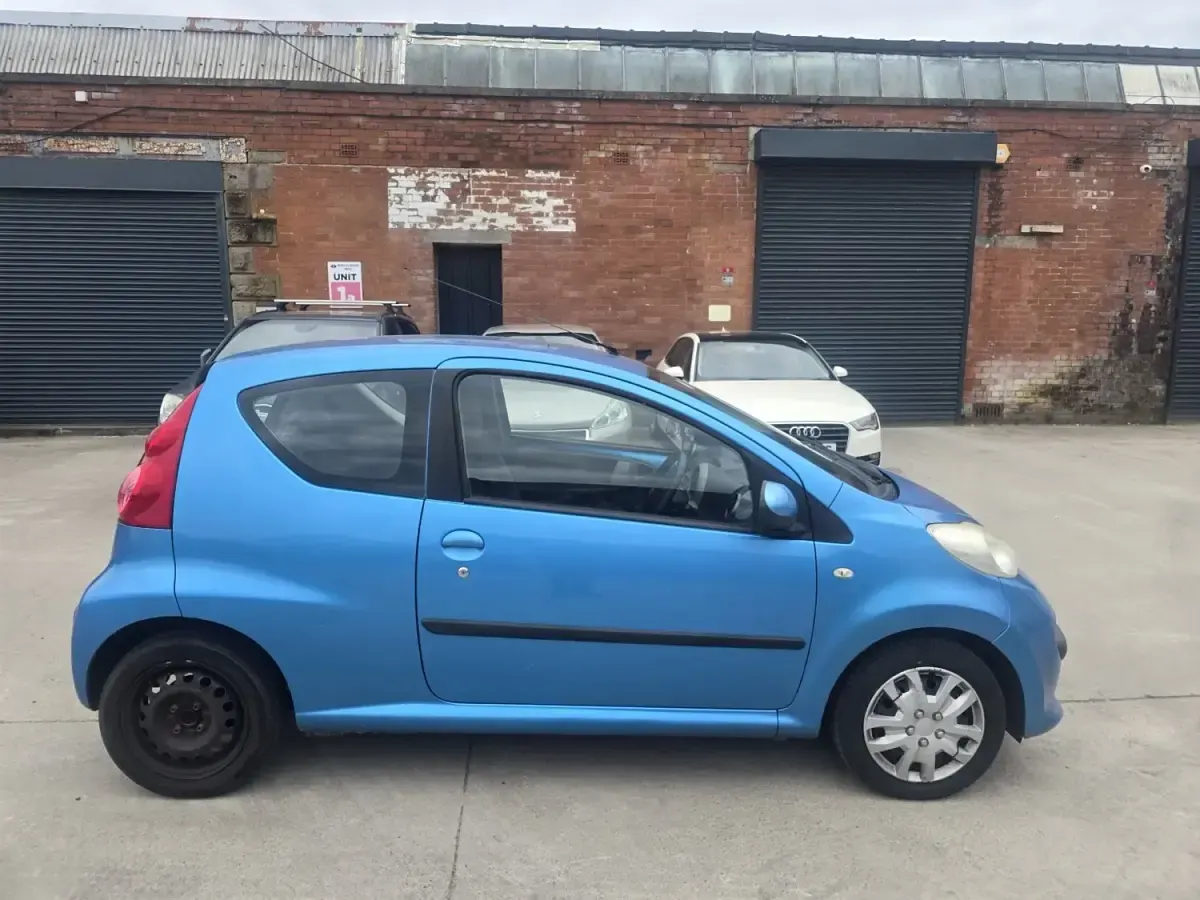 Begagnad Peugeot 107 68 HK (50 kW) 2008 Blå Halvkombi