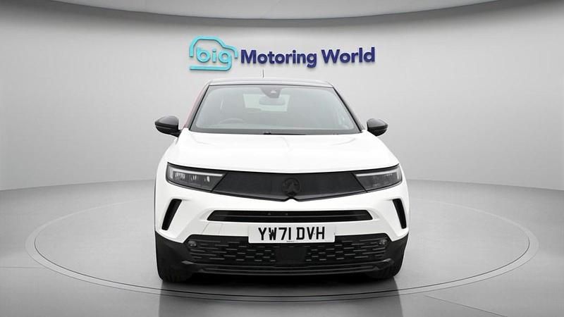 Used Vauxhall Mokka SRi 130 HP (95 kW) 2022 White SUV