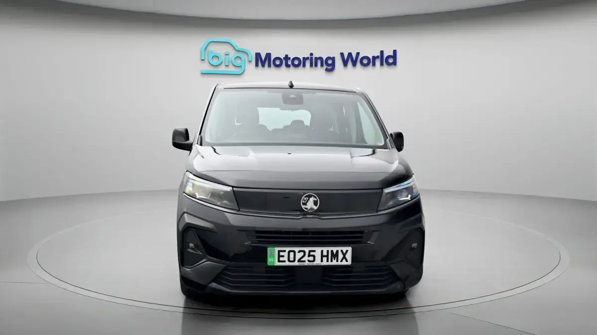 Used Vauxhall Combo Design Edition 100 kW (136 HP) 2025 Black MPV