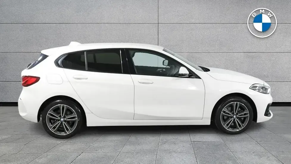 Used BMW 118 Sport Line 134 HP (98 kW) 2021 White Hatchback