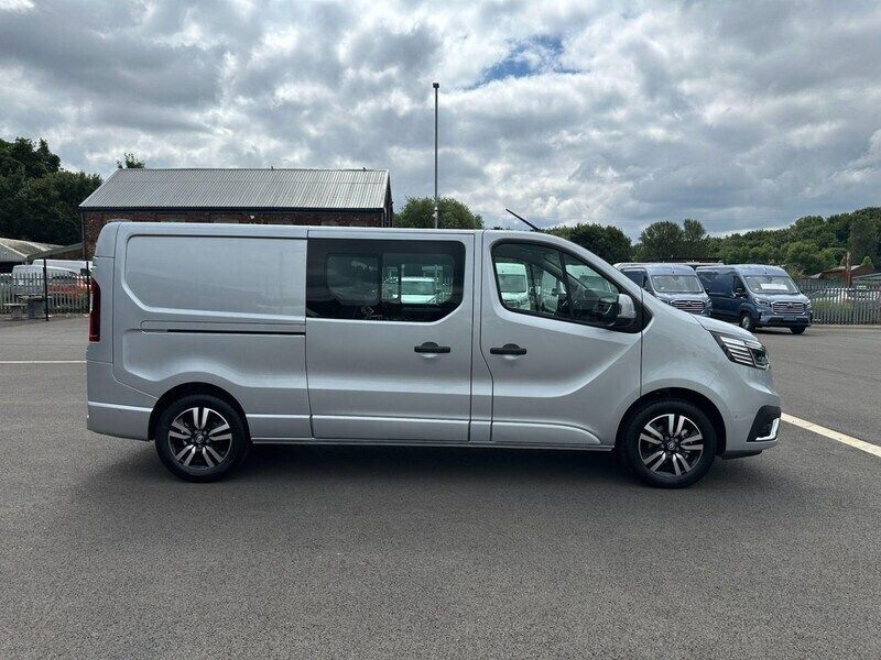 Usado Renault Trafic 168 HP (123 kW) 2024 Cinzento Monovolume