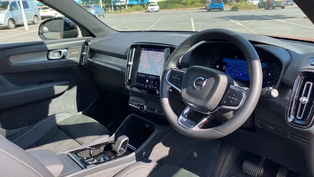 Used Volvo XC40 Ultimate 197 HP (144 kW) 2023 Red SUV