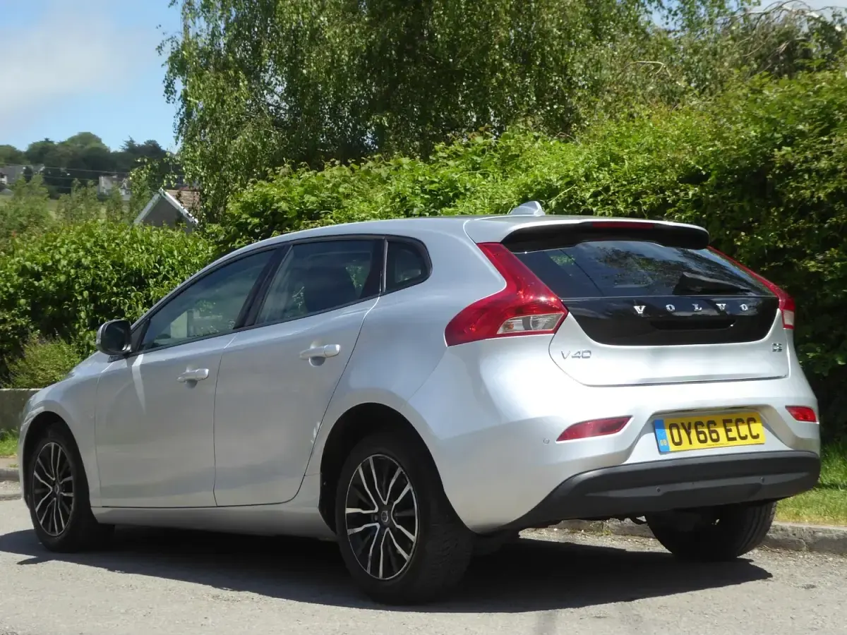 Used Volvo V40 Momentum 120 HP (88 kW) 2016 Silver Hatchback