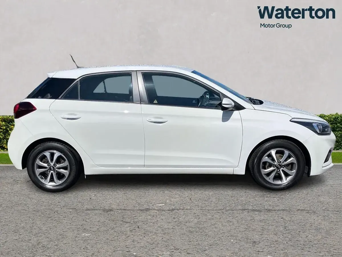 Used Hyundai i20 SE 84 HP (61 kW) 2020 White Hatchback