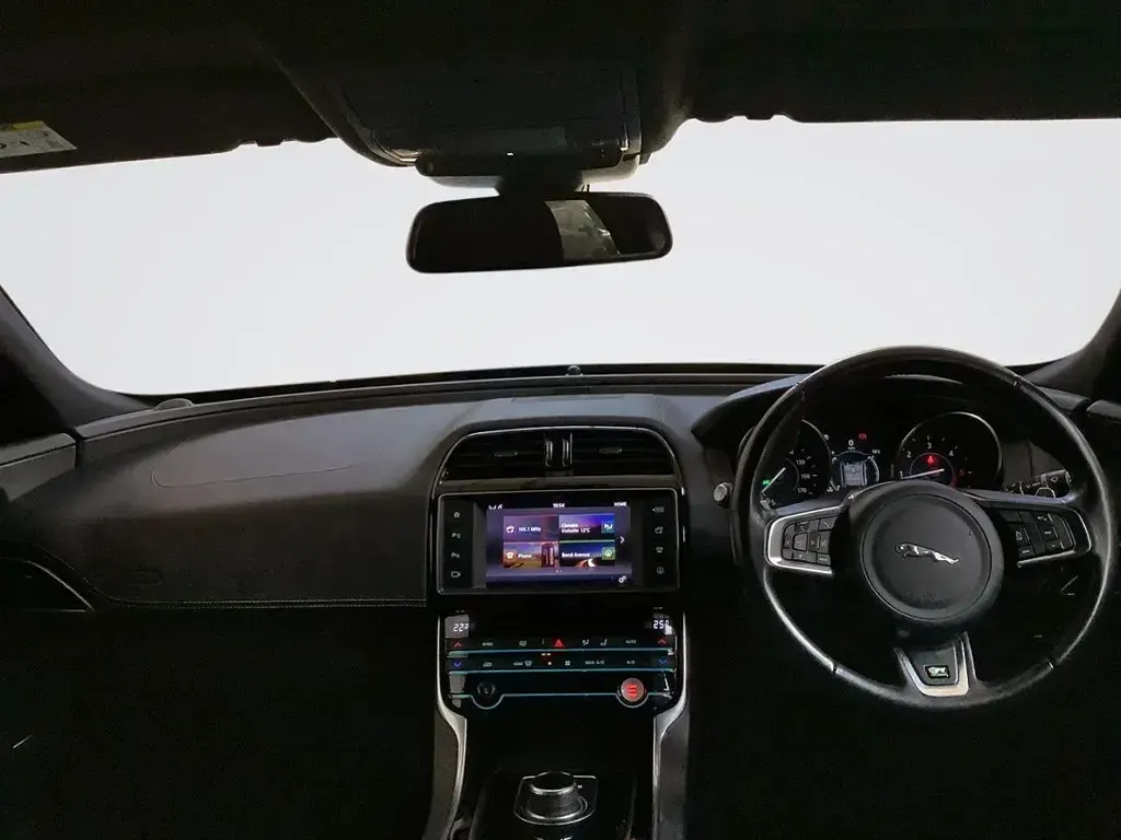 Używany Jaguar XE R-Sport 240 KM (176 kW) 2017 Niebieski Sedan/Limuzyna