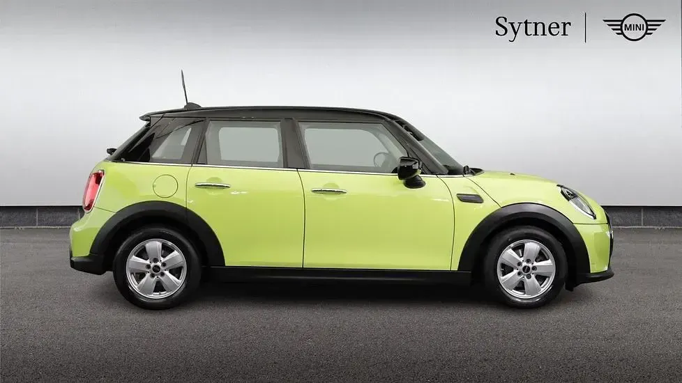 Used Mini Cooper Classic 134 HP (98 kW) 2023 Yellow Hatchback