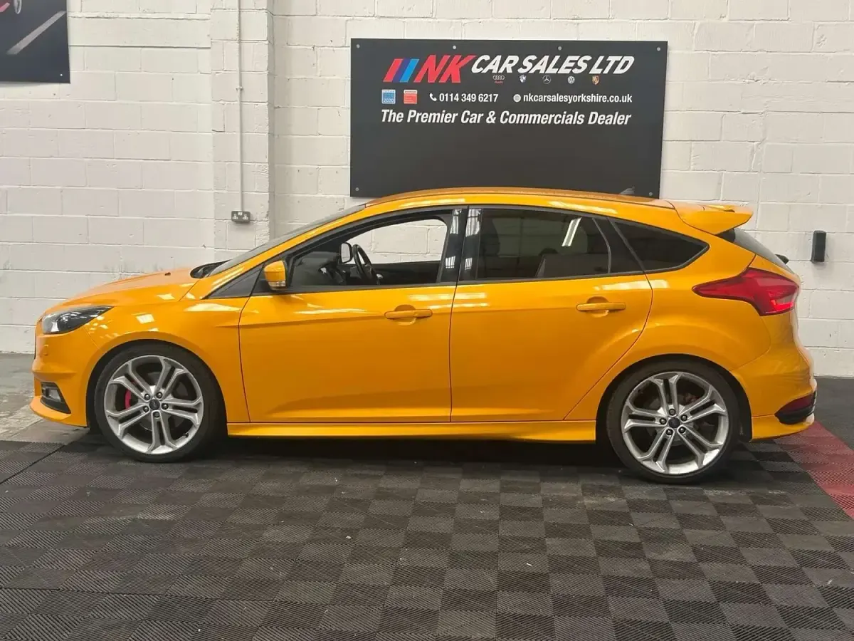 Used Ford Focus ST 185 HP (136 kW) 2017 Yellow Hatchback
