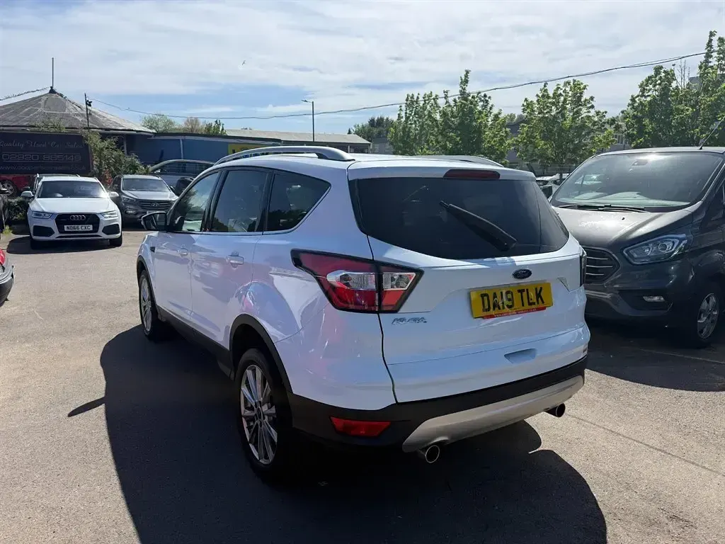 Usado Ford Kuga Titanium 150 HP (110 kW) 2019 Branco SUV