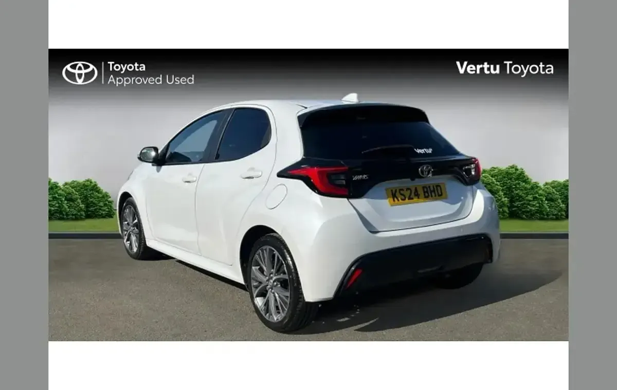 Used Toyota Yaris 113 HP (83 kW) 2024 White Hatchback