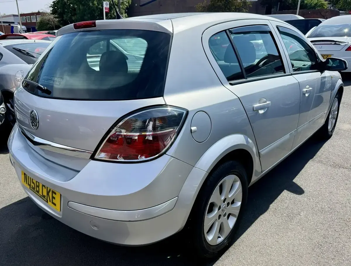 Used Vauxhall Astra 90 HP (66 kW) 2008 Silver Hatchback