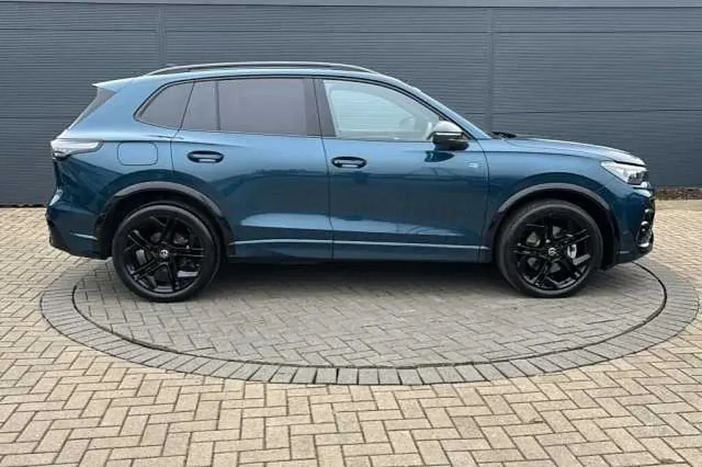 Used VW Tiguan R-line 150 HP (110 kW) 2025 Blue SUV