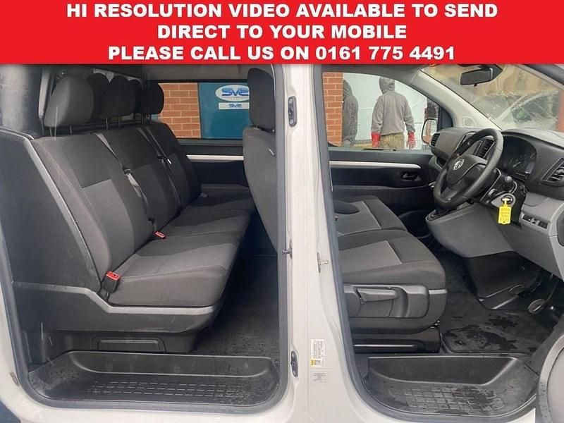 Used Vauxhall Vivaro 120 HP (88 kW) 2022 White MPV