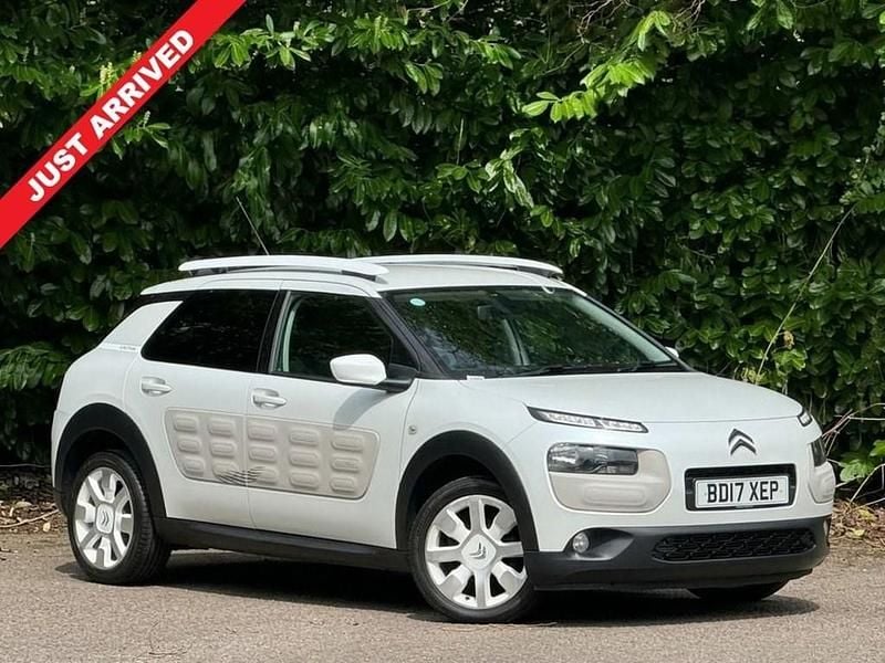Used Citroën C4 Cactus 100 HP (73 kW) 2017 White Hatchback