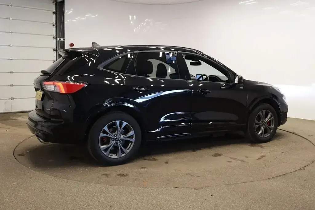 Second-hand Ford Kuga ST-Line 225 CP (165 kW) 2024 Negru SUV