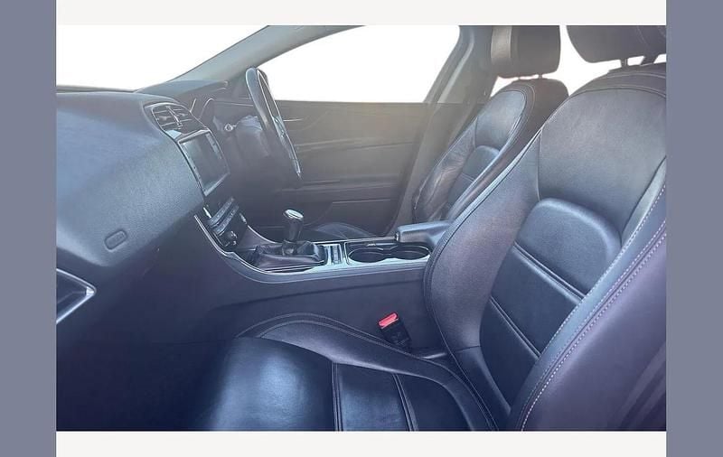 Used Jaguar XE Prestige 163 HP (119 kW) 2017 Red Sedan