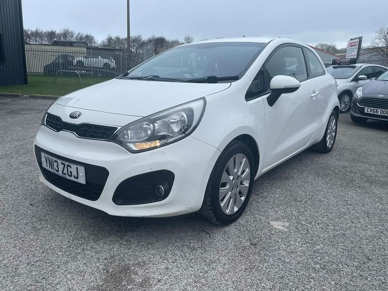 Used Kia Rio 85 HP (62 kW) 2013 White Hatchback