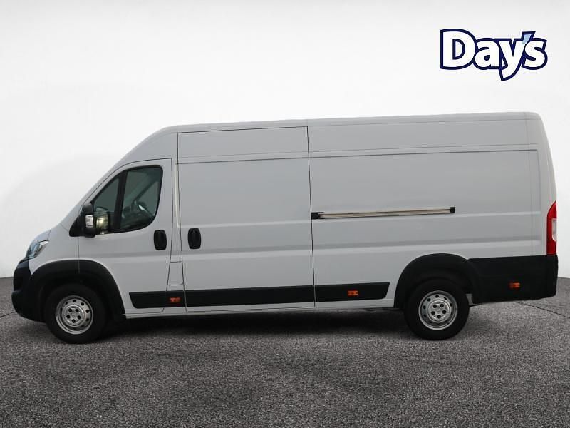 Used Vauxhall Movano 140 HP (102 kW) 2023 White MPV