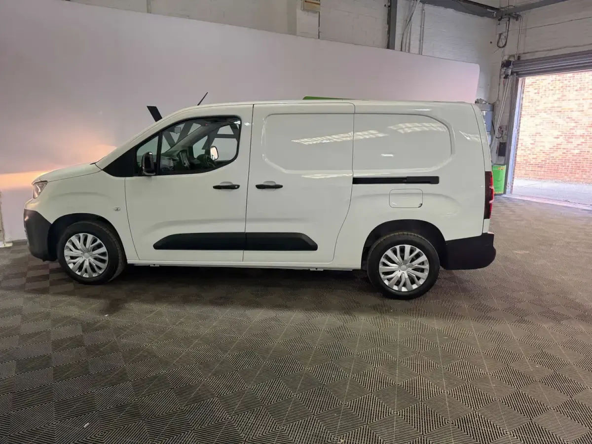 Usado Peugeot Partner Premium 131 HP (96 kW) 2022 Branco Monovolume