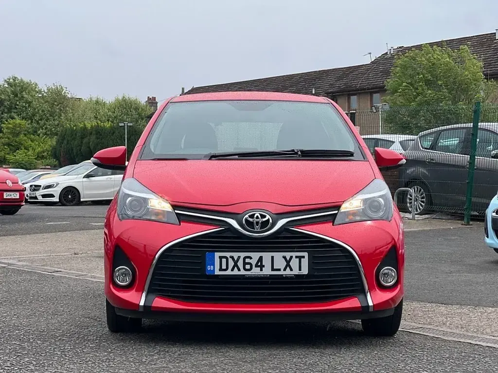 Used Toyota Yaris Multidrive S 99 HP (72 kW) 2014 Red Hatchback