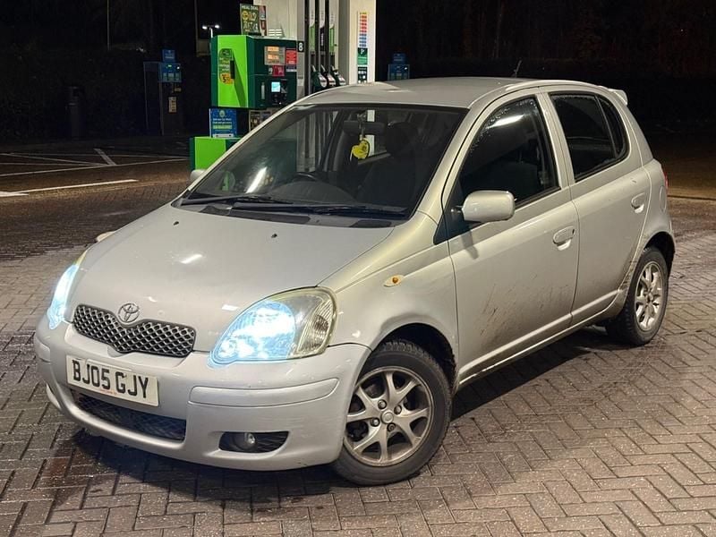 Silver Used 2005 Toyota Yaris Hatchback | £950 (Super price) - Image 1/4