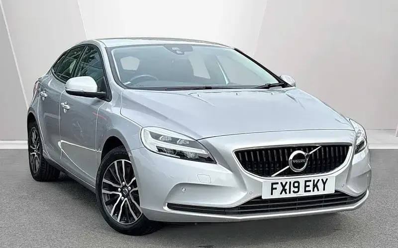Used Volvo V40 Momentum 122 HP (89 kW) 2019 Hatchback