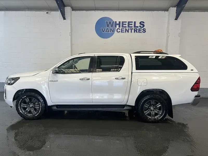 Second-hand Toyota HiLux 2021 Alb Pickup