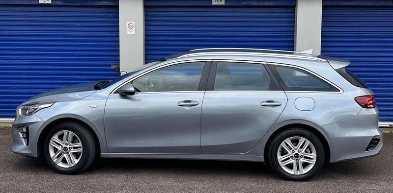 Begagnad Kia Ceed 2021 Silver Halvkombi