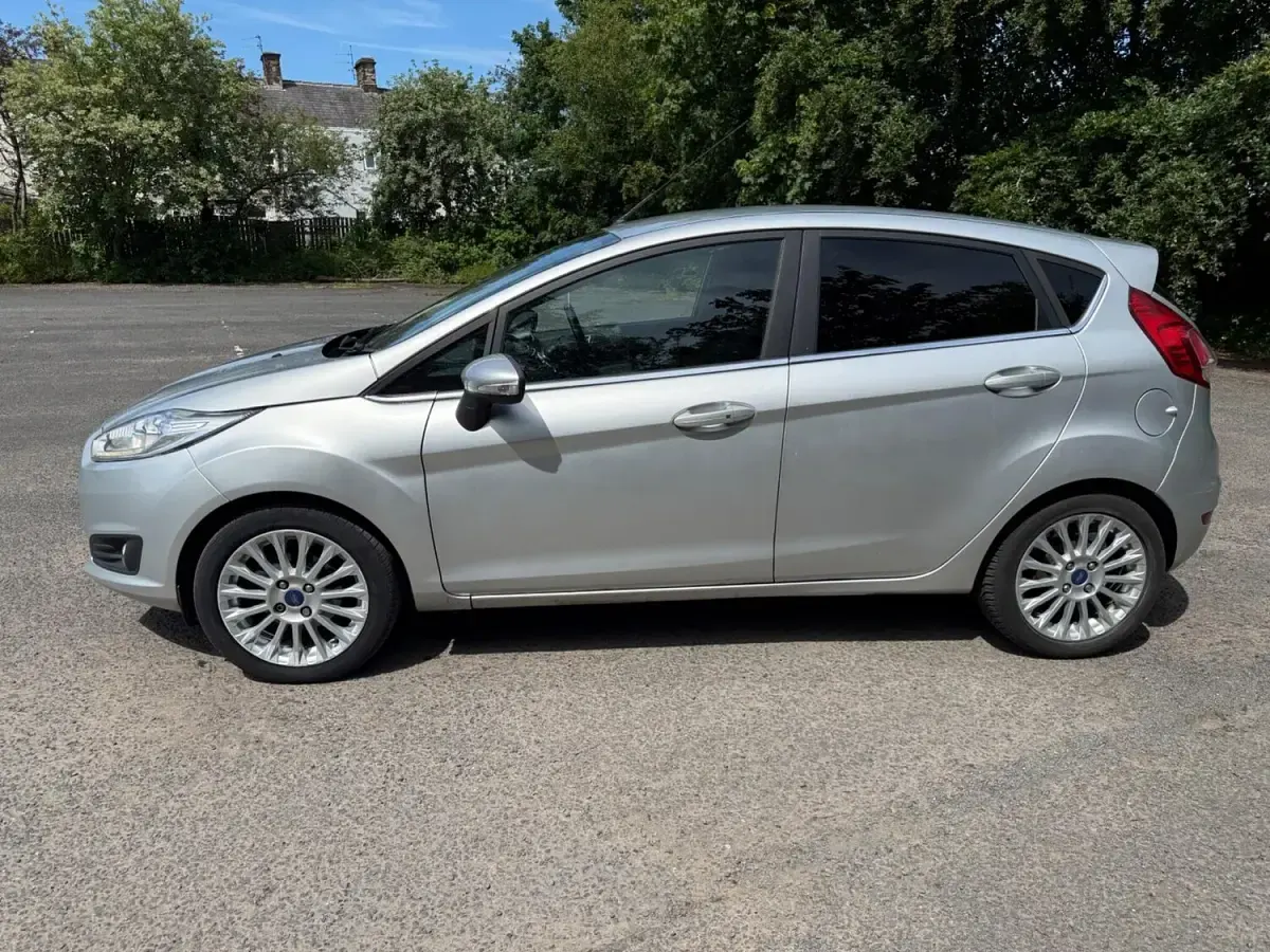 Used Ford Fiesta Titanium 125 HP (91 kW) 2014 Silver Hatchback