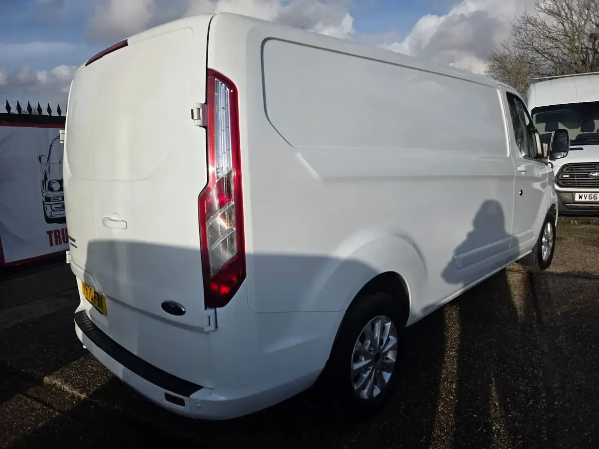 Used Ford Transit Custom Limited 130 HP (95 kW) 2020 White Van