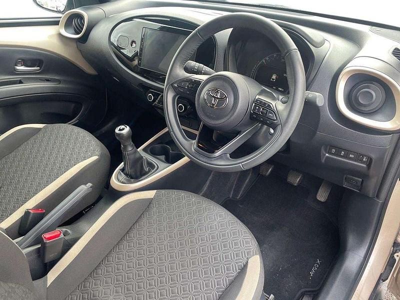 Used Toyota Aygo X 72 HP (52 kW) 2024 Beige SUV