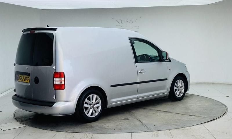 Usado VW Caddy Highline 102 HP (75 kW) 2012 Prateado Monovolume