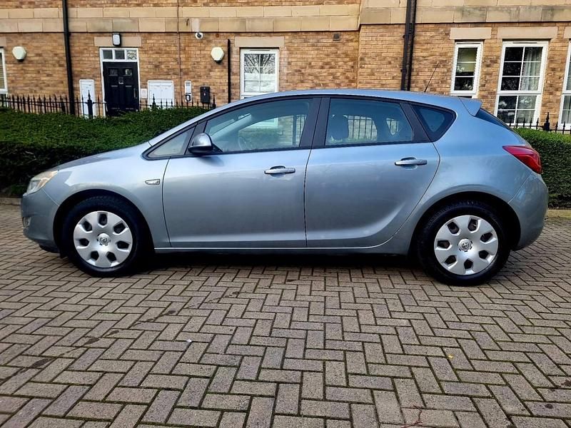 Used Vauxhall Astra 115 HP (84 kW) 2010 Silver Hatchback