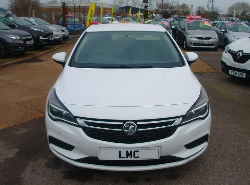 Used Vauxhall Astra Design Edition 136 HP (100 kW) 2017 White Hatchback