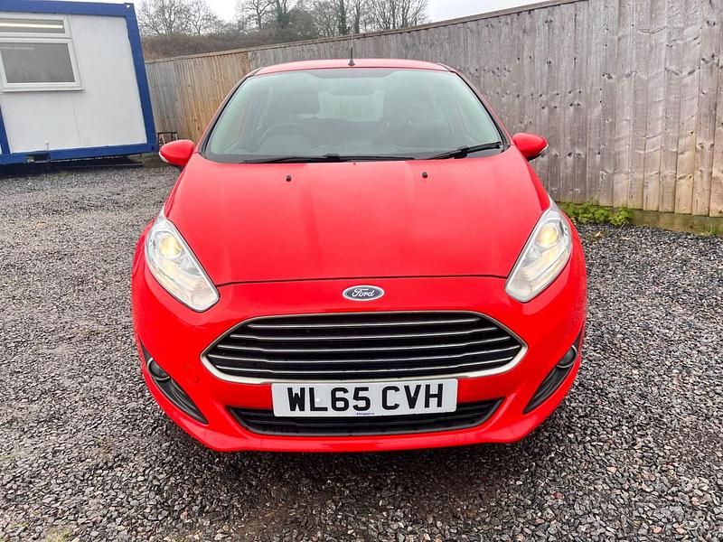 Used Ford Fiesta Zetec 100 HP (73 kW) 2016 Red Hatchback