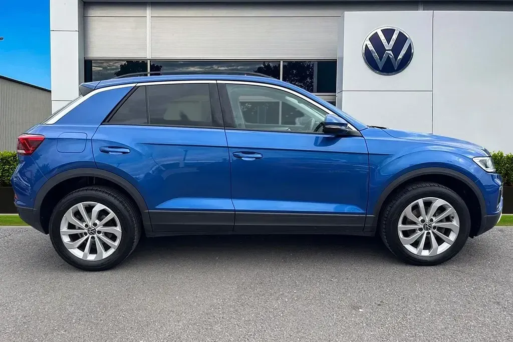Usado VW T-Roc Match 150 HP (110 kW) 2024 Azul SUV