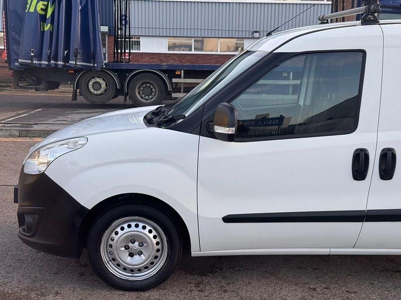 Used Vauxhall Combo drive 95 HP (69 kW) 2018 White Van