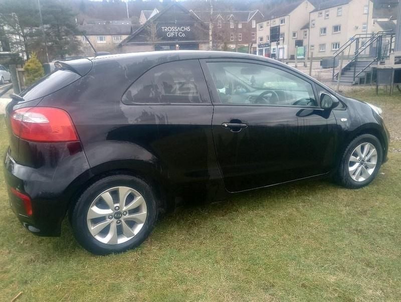 Używany Kia Rio 84 KM (61 kW) 2016 Czarny Hatchback