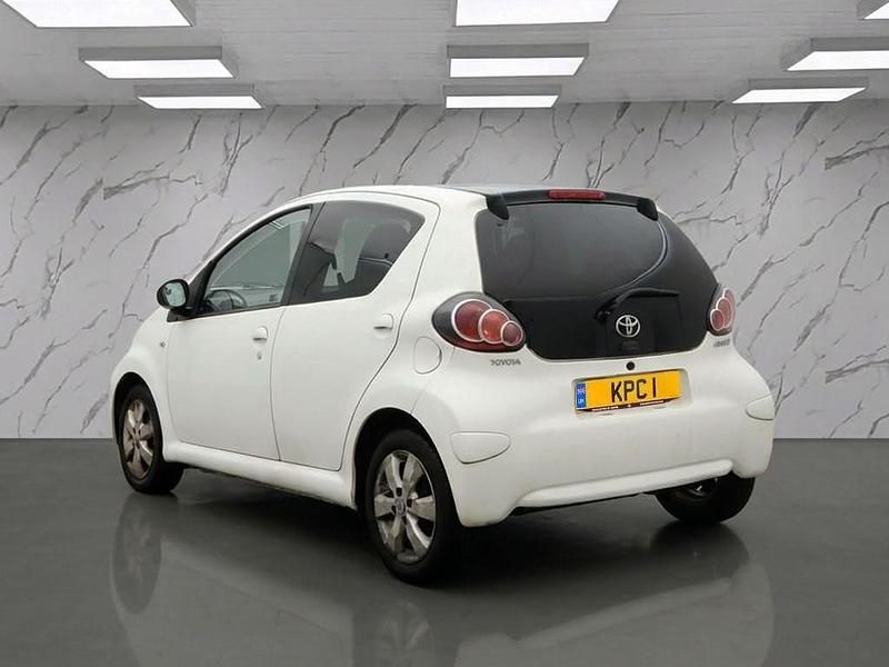 Used Toyota Aygo Style 68 HP (50 kW) 2014 White Hatchback