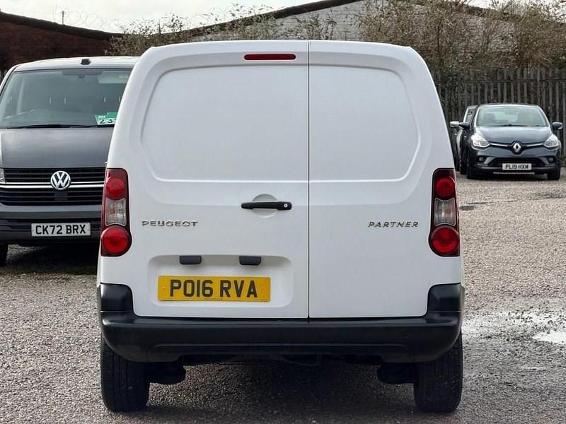 Used Peugeot Partner S 92 HP (67 kW) 2016 White MPV