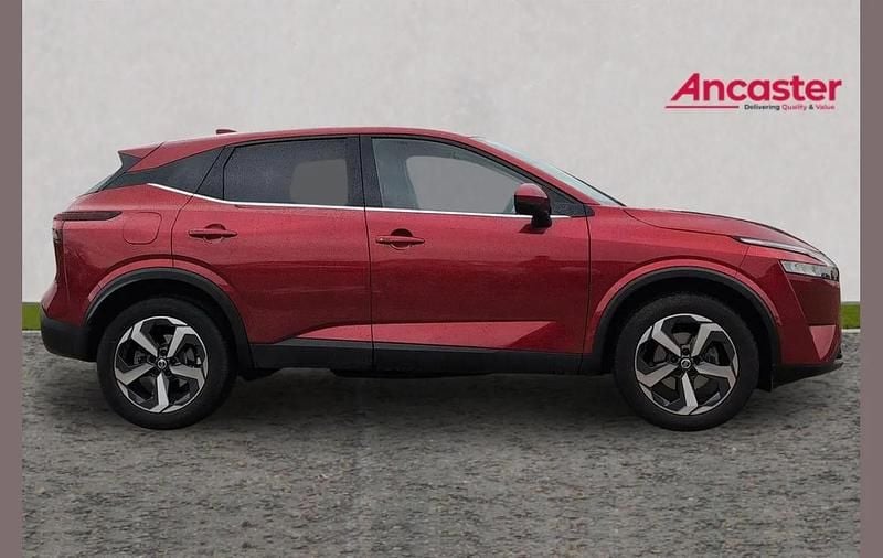 Used Nissan Qashqai N-Connecta 155 HP (114 kW) 2022 Red SUV