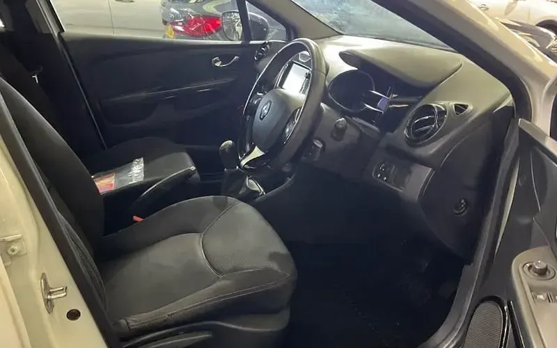 Used Renault Clio Dynamique 73 HP (53 kW) 2015 White Hatchback